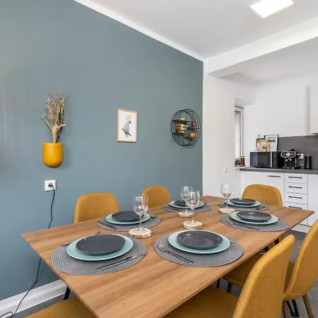 Kamingo - 2 Apartments, Zentral Mit Gemeinsamer Terrasse, Max 12 Pers בית נופש