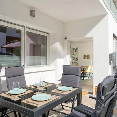 Kamingo - 2 Apartments, Zentral Mit Gemeinsamer Terrasse, Max 12 Pers